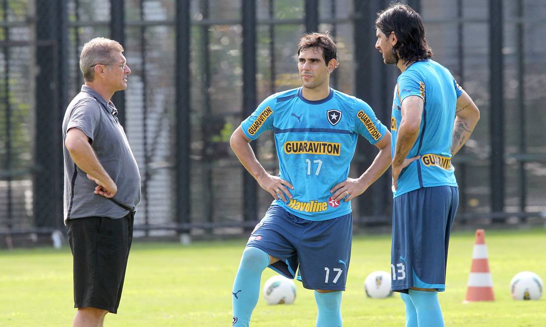 Técnico Oswaldo de Oliveira conversa com Herrera e Loco Abreu, em 2012 Foto: Ivo Gonzalez / Ivo Gonzalez