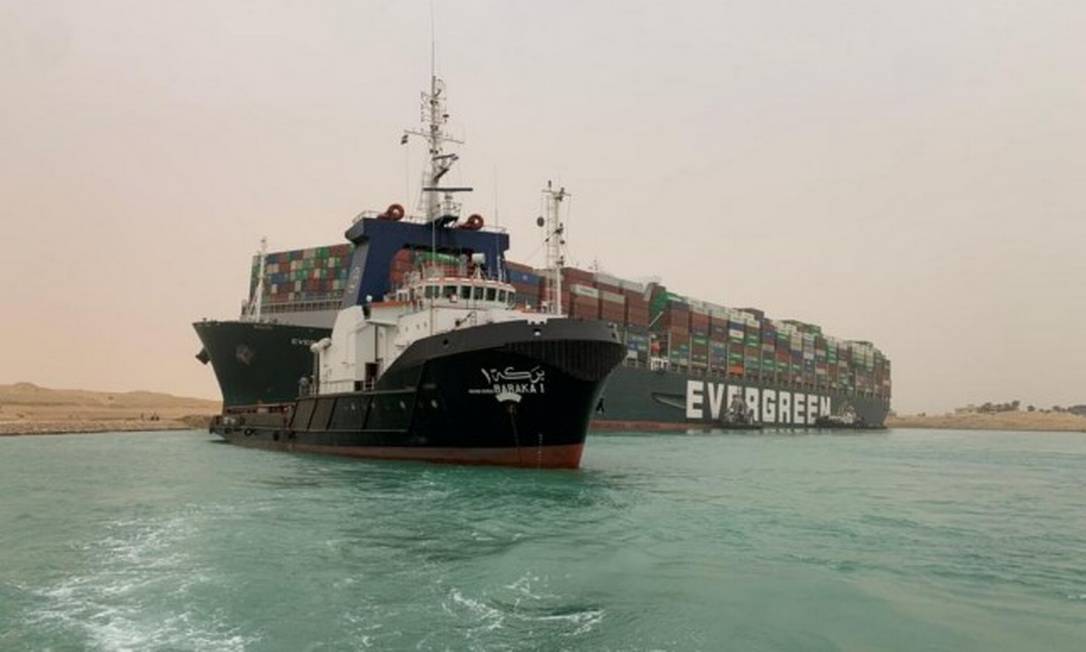 Navio encalhado bloqueia o Canal de Suez Foto: HANDOUT / VIA REUTERS