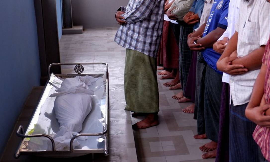 Funeral de Khin Myo Chit, morta aos 7 anos por militares em Mianmar Foto: STRINGER / REUTERS