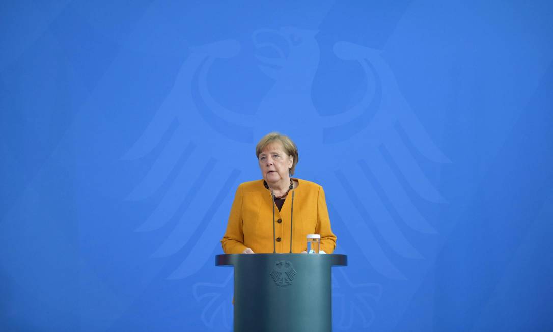 Chanceler da Alemanha, Angela Merkel, em pronunciamento após videoconferência com líderes regionais Foto: STEFANIE LOOS / AFP