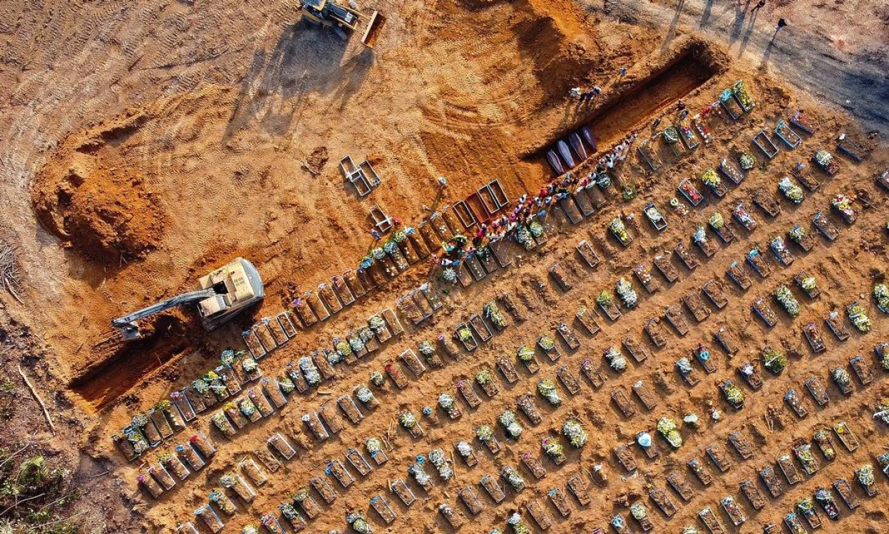 Vista aérea de caixões sendo enterrados em uma área onde novas sepulturas foram cavadas no cemitério do Parque Tarumã, durante a pandemia em Manaus, capital do Amazonas Foto: Michael Dantas / AFP