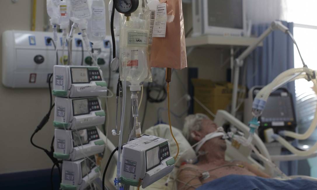 Paciente idoso intubado UTI de Coronavírus do Hospital Universitáriio Pedro Ernesto Foto: Márcia Foletto / Agência O Globo - 18/12/2020