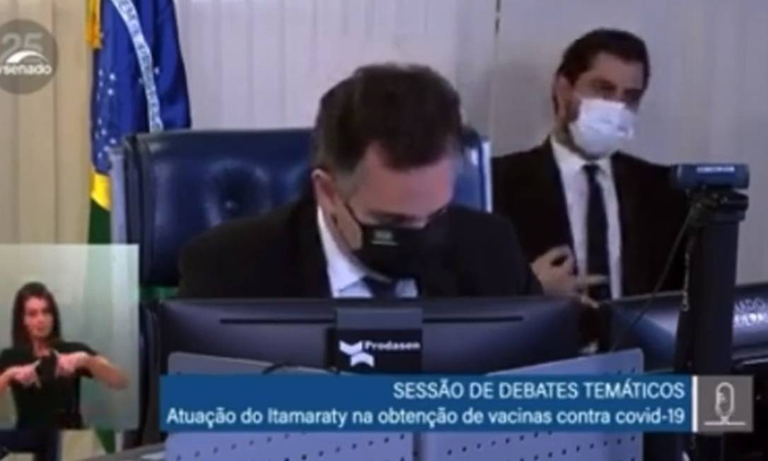 Assessor internacional de Bolsonaro faz gesto supremacista durante fala de Rodrigo Pacheco no Senado