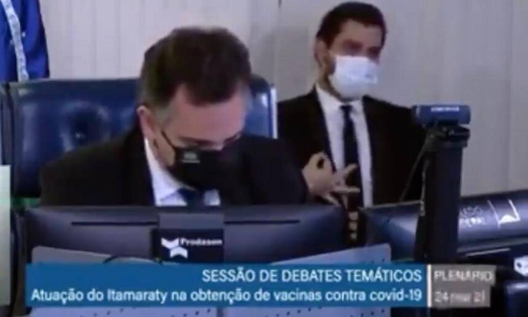 Photo of the session shows the gesture of Filipe Martins, behind the president of the Senate, Rodrigo Pacheco (Democratas-MG).