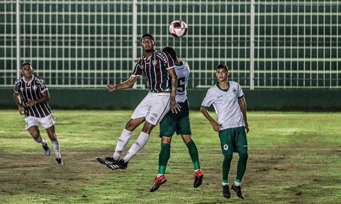 O gramado do Elcyr Resende já não apresentava bom estado no duelo entre Fluminense e Boavista, na última terça Foto: Daniel Brazil/Photo Press