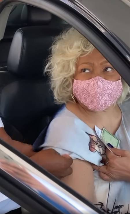 A cantora Alcione, de 73 anos, recebeu a vacina contra Covid-19, no drive thru do Parque Olímpico, na Barra da Tijuca, Zona Oeste do Rio Foto: Reprodução