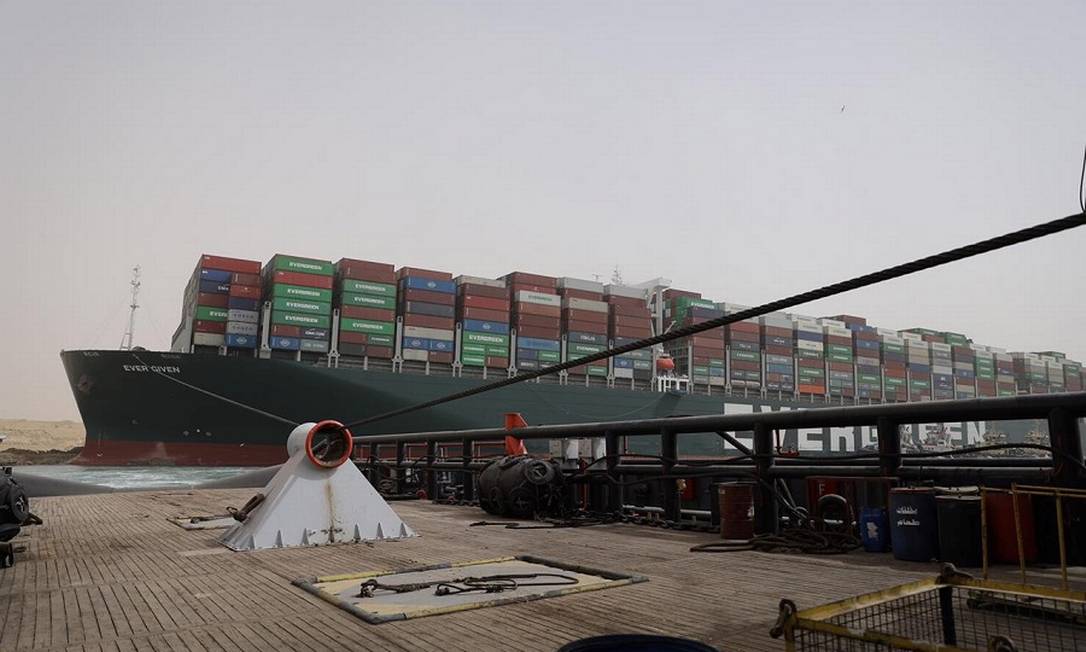 Uma equipe de elite está encarregada do desafio monumental de liberar o cargueiro Ever Given Foto: Handout / Via Reuters
