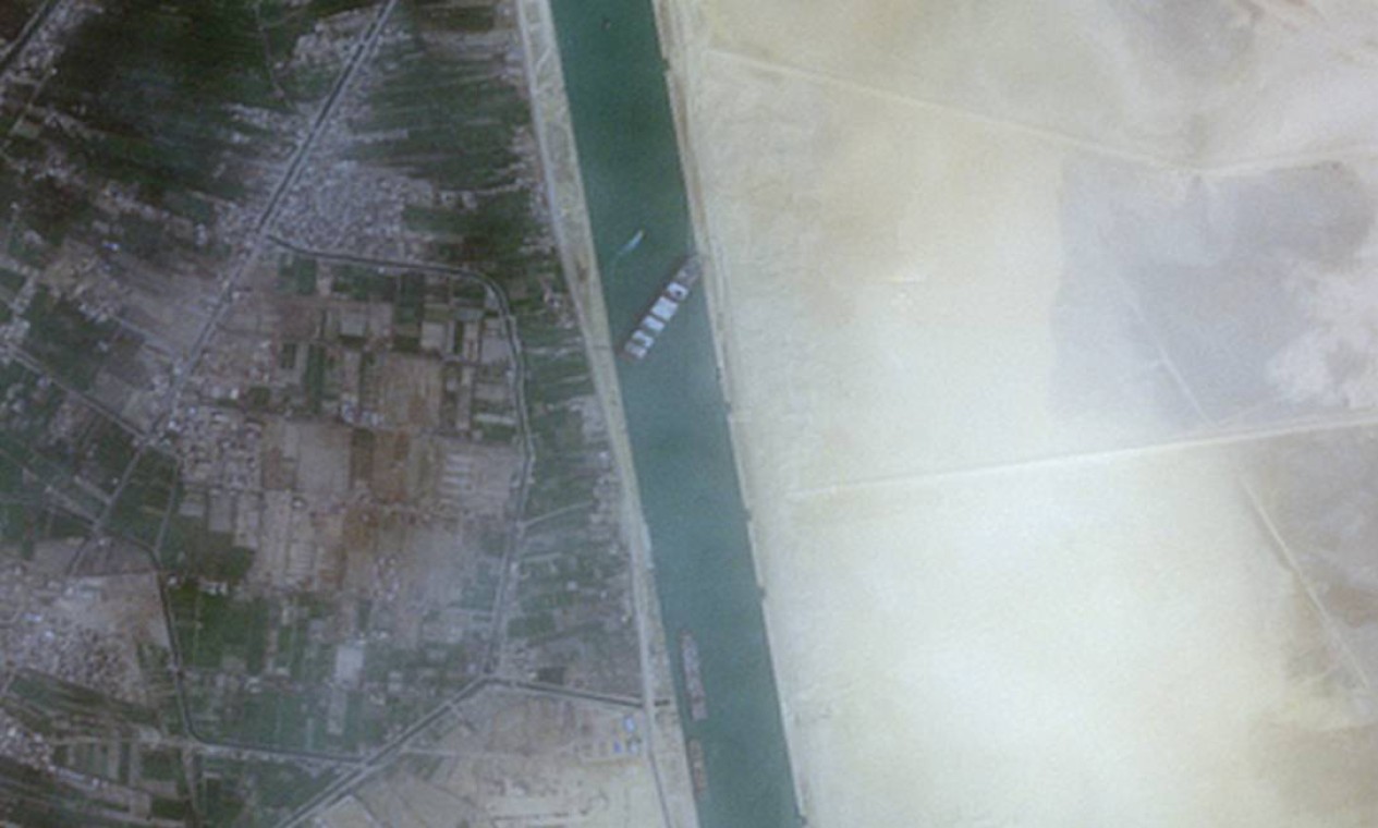 Imagem de satélite da Agência Espacial Europeia mostra Ever Given, alugado pela Evergreen Marine Corp, de Taiwan, bloqueando o Canal de Suez Foto: EUROPEAN SPACE AGENCY / via REUTERS