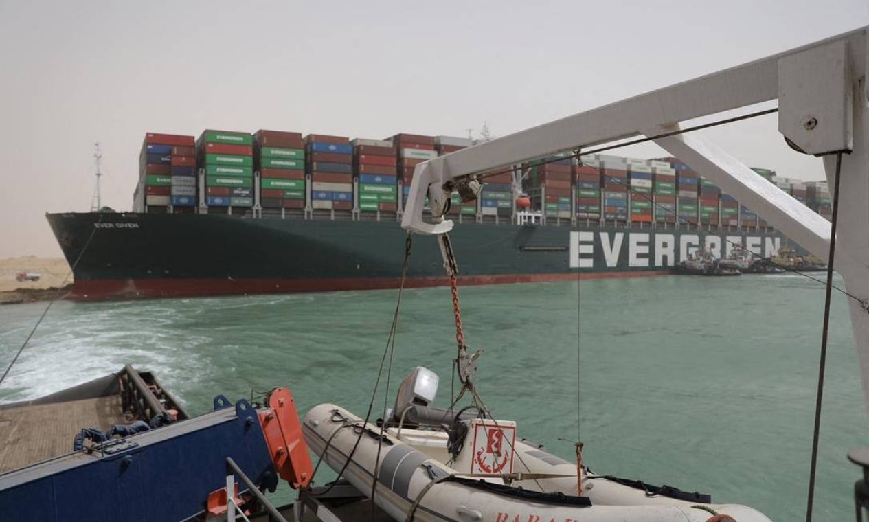 Uma equipe de elite está encarregada do desafio monumental de liberar o cargueiro Ever Given Foto: - / AFP