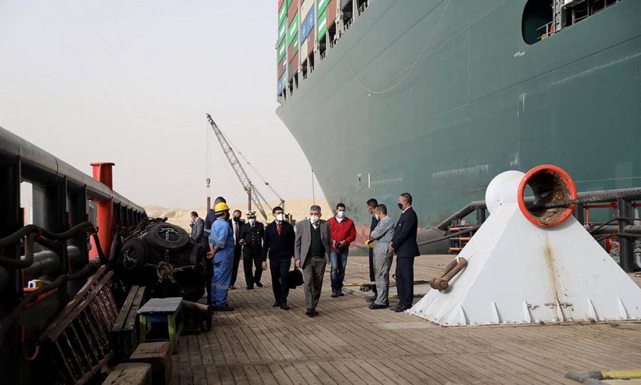 Segundo a empresa Evergreen, embarcação foi atingida por tempestade de areia e rajadas de . Incidente provocou queda do preço do barril de petróleo. Mais de 180 navios ficaram impedidos de fazer a travessia Foto: - / AFP