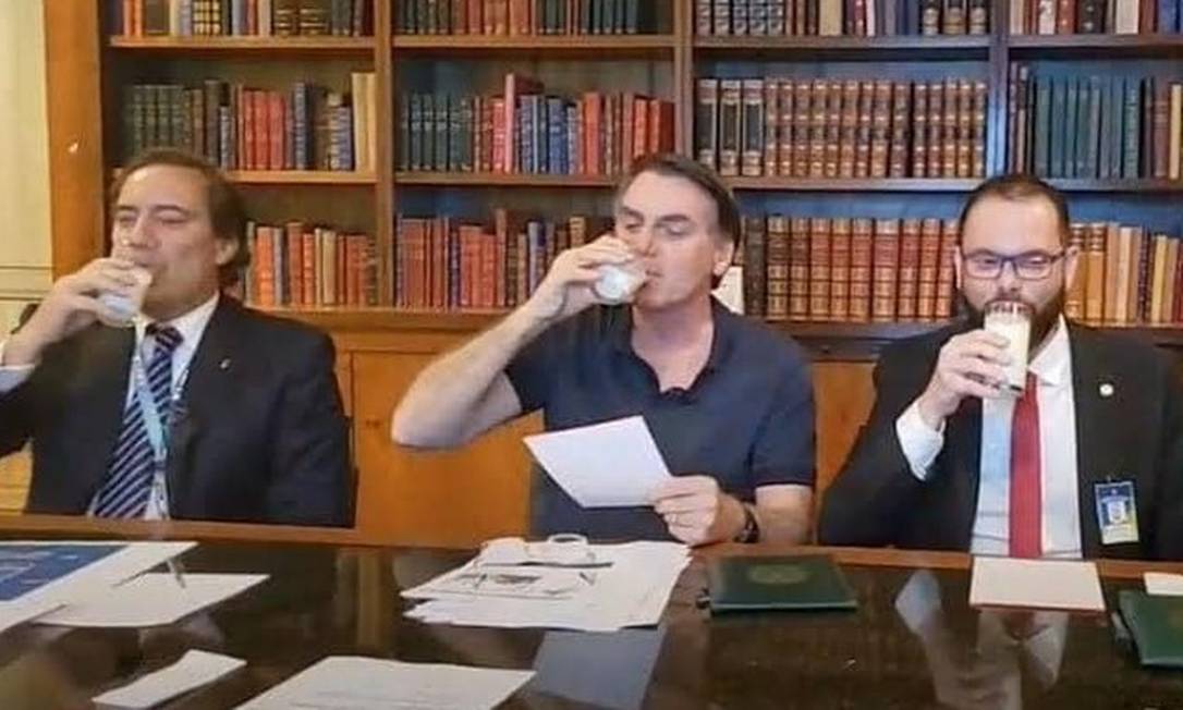 Bolsonaro toma um copo de leite em transmissão ao vivo no ano passado; objeto é muitas vezes associado a grupos supremacistas Foto: Reprodução