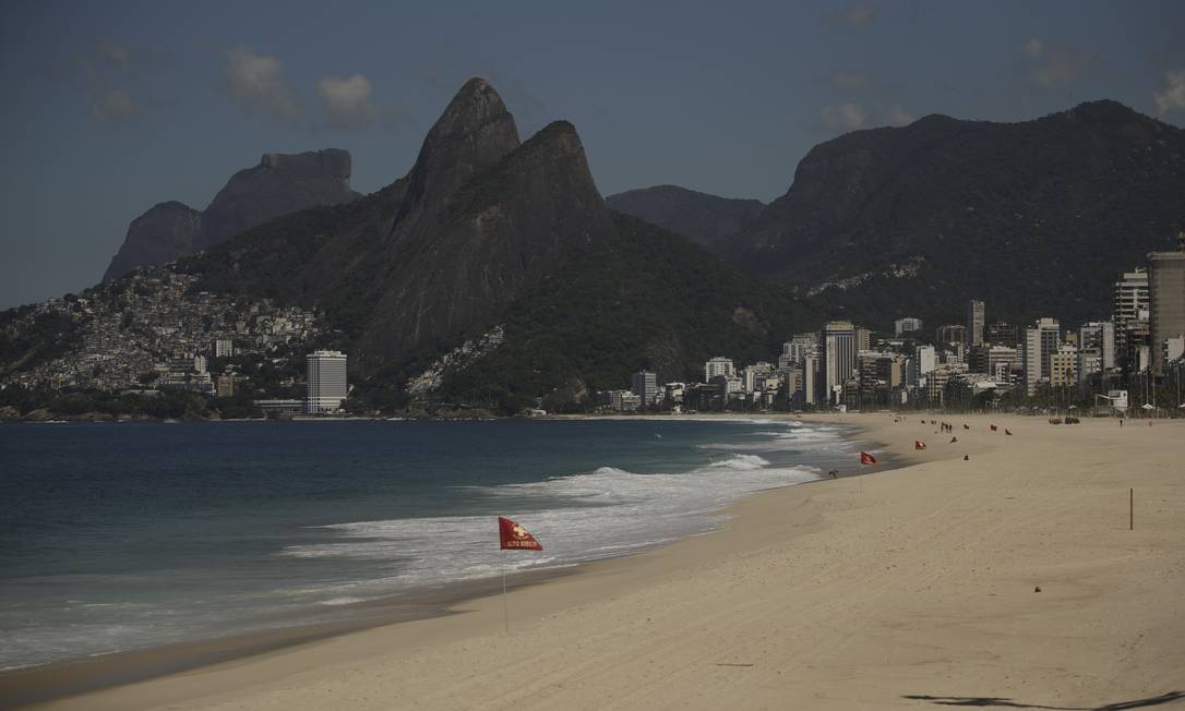 Praia deve continuar vazia e população precisa evitar passear e viajar diz especialista Foto: Márcia Foletto / Agência O Globo