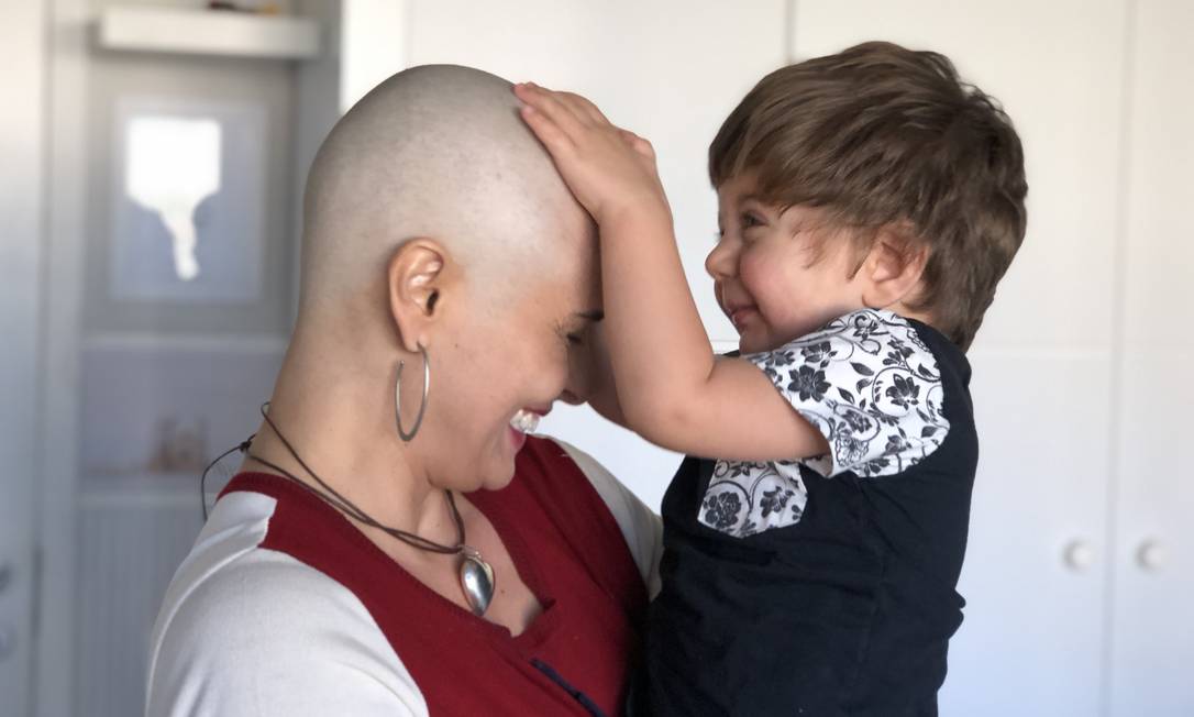 
A advogada Flávia Piana brinca com seu filho Leonel: ela se recupera de um câncer de mama
Foto:
/
Arquivo pessoal
