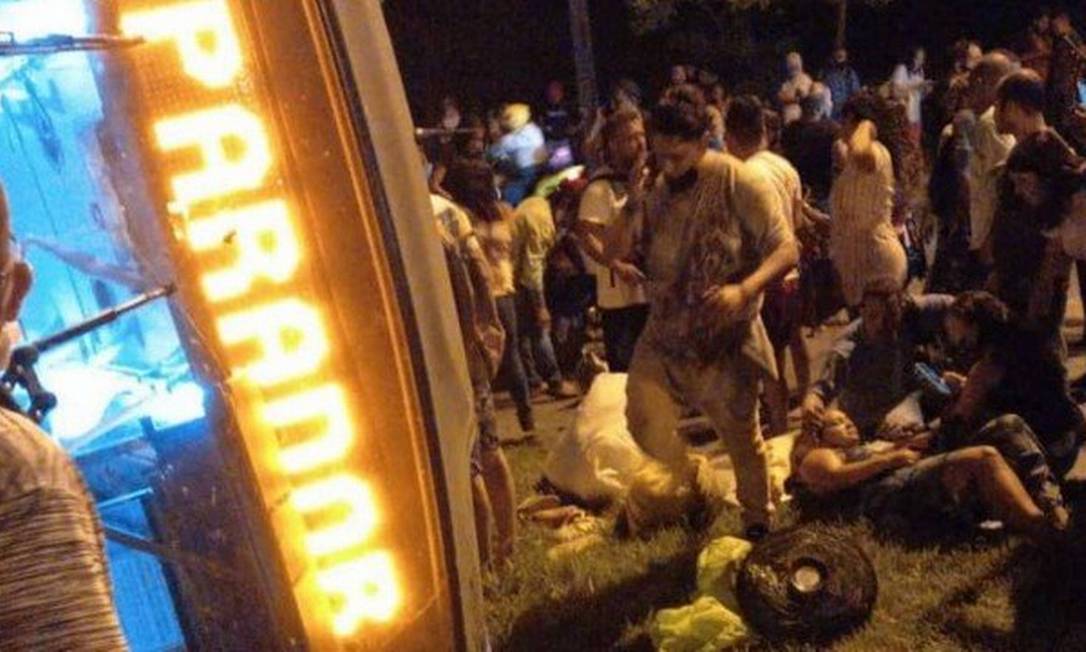 Ônibus do BRT tomba com passageiros após bater em poste na Zona Oeste do Rio Foto: Reprodução