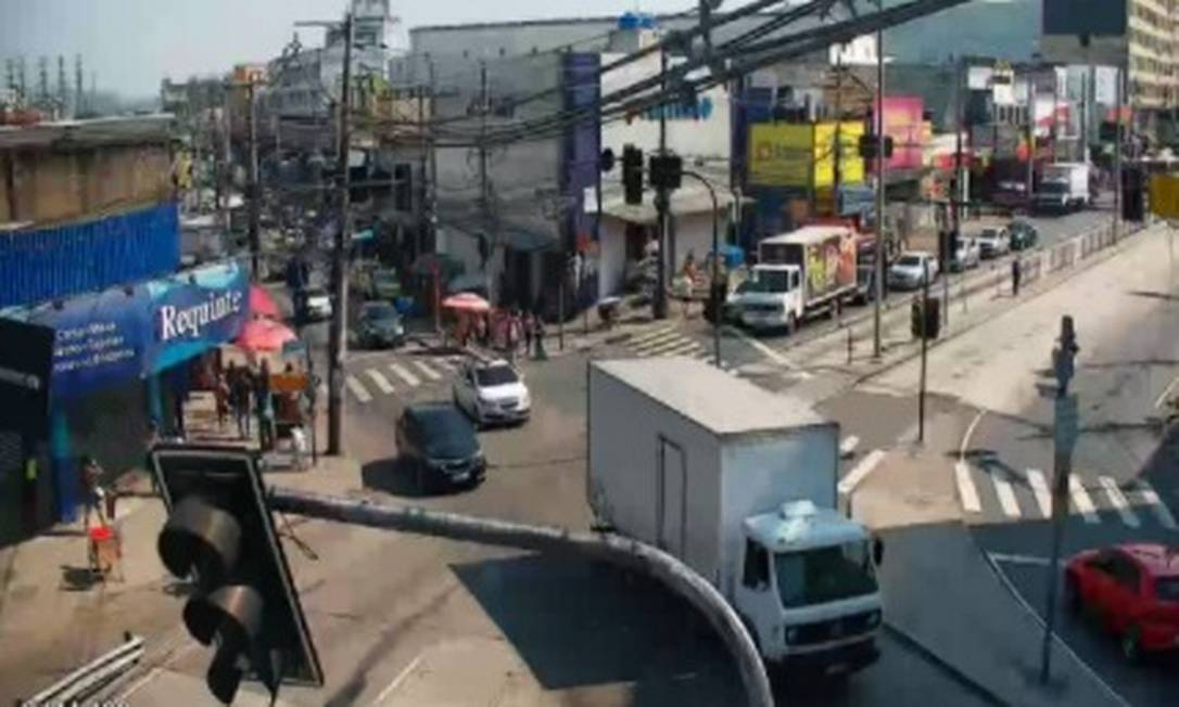 Transito em rua de Madureira na manhã desta sexta-feira Foto: Reprodução COR