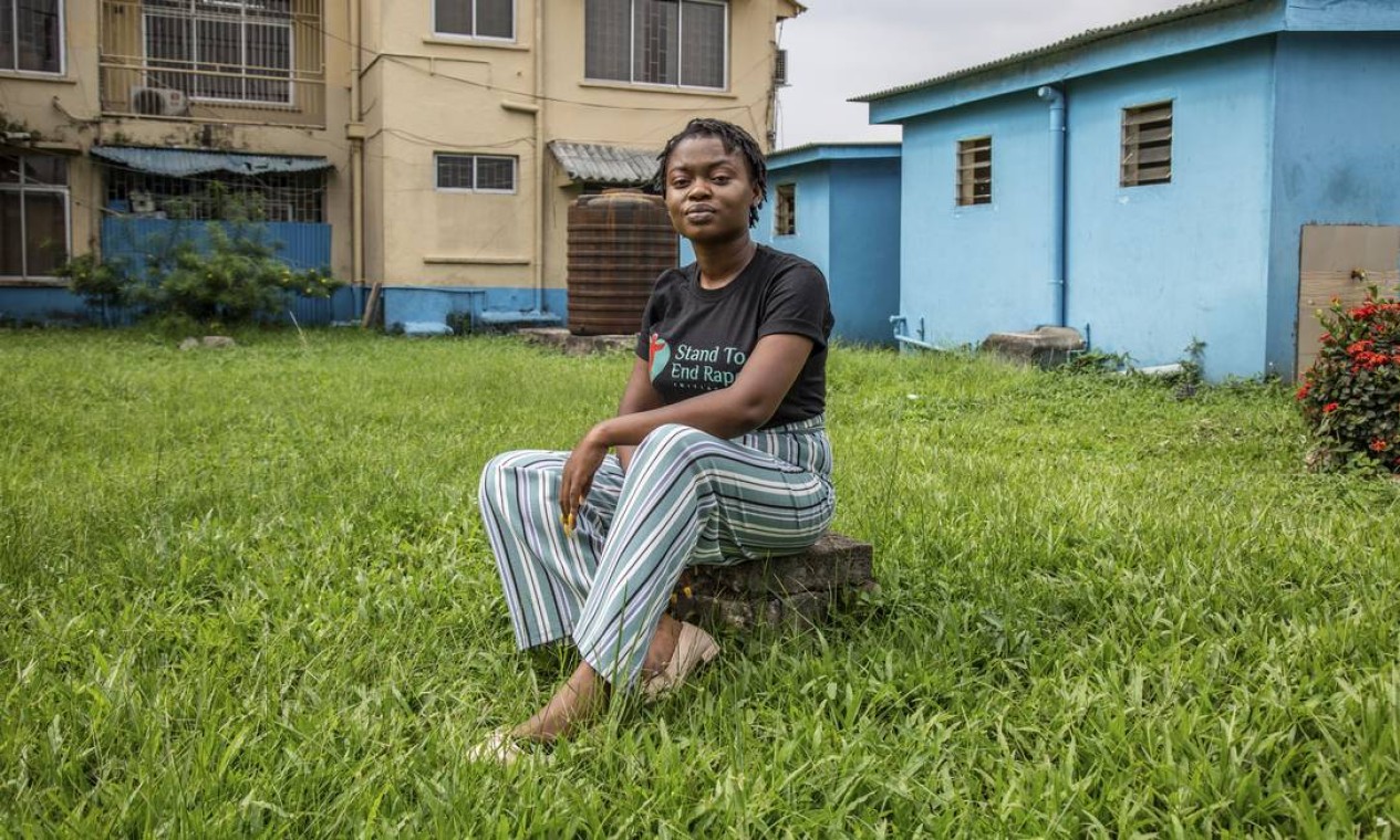 Oluwaseun Ayodeji Osowobi, que iniciou uma organização sem fins lucrativos, em 2014, para exigir o fim da violência sexual na Nigéria. Protestos contra a brutalidade policial chamara a atenção para a Colização Feminista. Agora,suas integrantes que mudar a vida das nigerianas Foto: YAGAZIE EMEZI / NYT