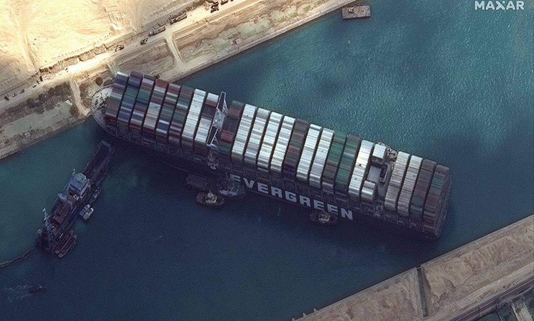 O Ever Given bloqueando o Canal de Suez Foto: - / AFP