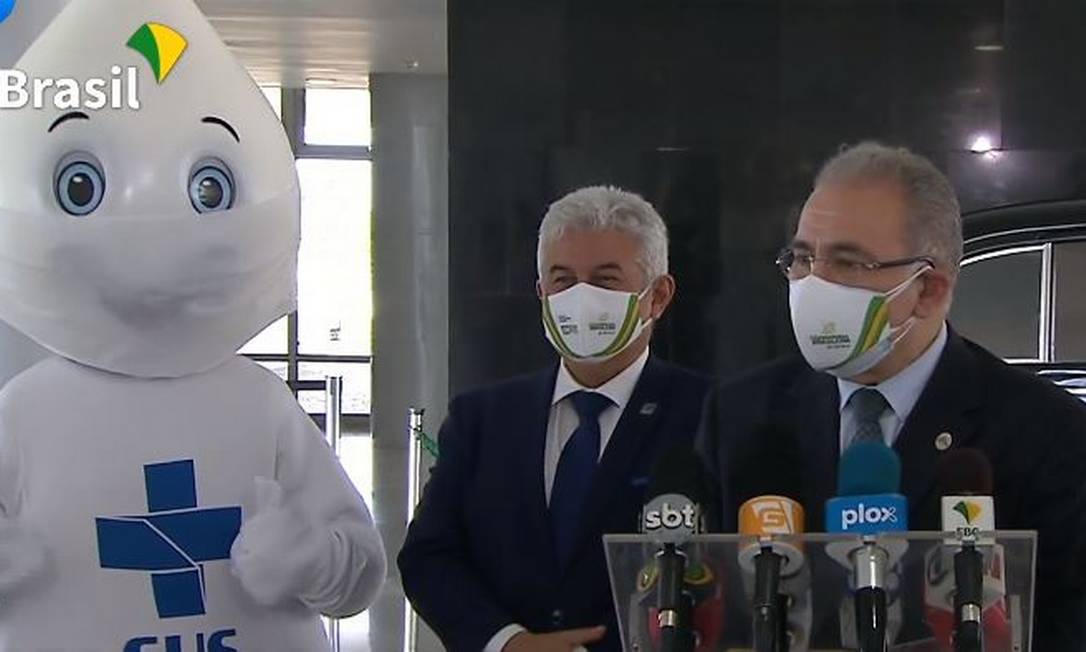 Ao lado do Zé Gotinha, os ministros da Ciência e Tecnologia, Marcos Pontes, e da Saúde, Marcelo Queiroga, usam máscaras Foto: Reprodução/TV