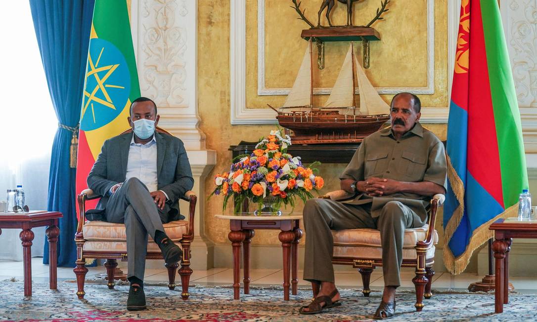 O primeiro-Ministro da Etiópia, Abiy Ahmed (esquerda), se reúne com o presidente da Eritreia, Isaias Afwerki, no palácio presidencial em Asmara Foto: ARON SIMENEH / AFP/25-03-2021