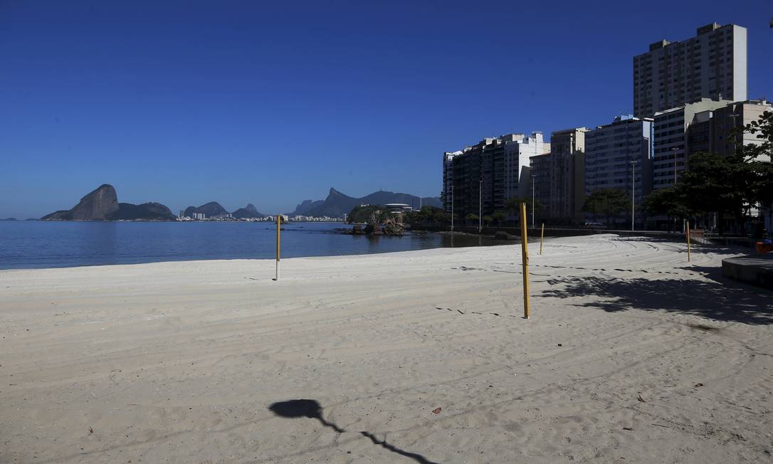 Praia de Icaraí em maio: assim como no início da pandemia, uso de faixas de areia voltou a ser proibido Foto: Fabiano Rocha / Agência O Globo