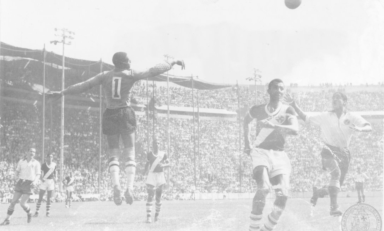 Barbosa voa para defender a bola. Vasco 4x3 América/MEX. Estádio Olímpico, Cidade do México, 9/1/1949 Foto: Acervo: CPAD-CRVG
