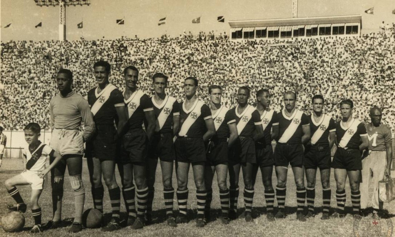 À frente do Vasco campeão do Carioca de 1949 Foto: Acervo: CPAD-CRVG