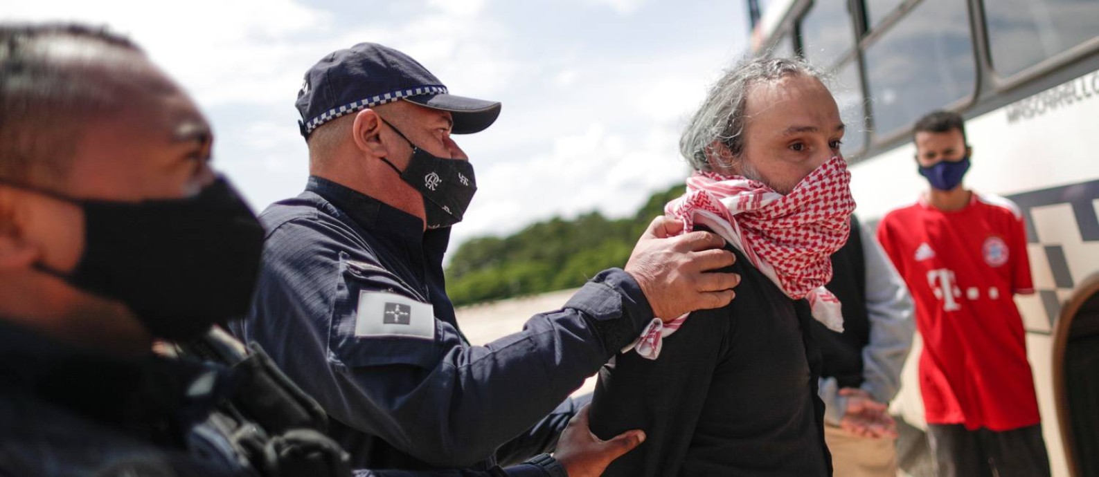 Policiais prenderam manifestantes com faixa em que chamavam Bolsonaro de genocida 18/03/2021 Foto: UESLEI MARCELINO / REUTERS