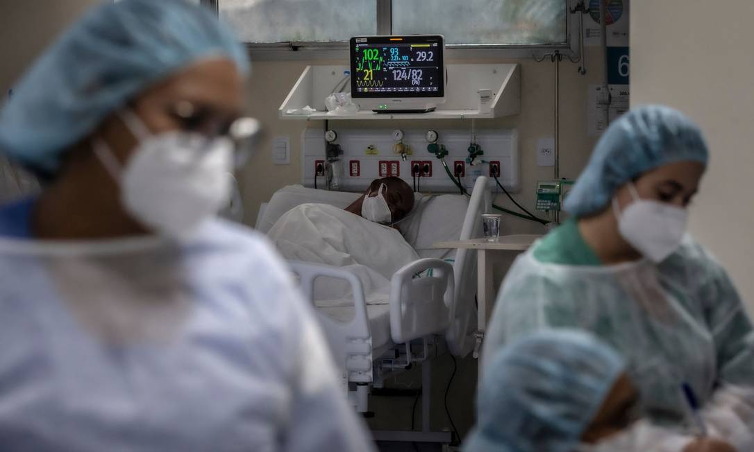 Profissionais de saúde na UTI do Hospital Municipal Ronaldo Gazolla: médico conta que, pela primeira vez, terapia intensiva tem lotação máxima Foto: AFP/André Coelho