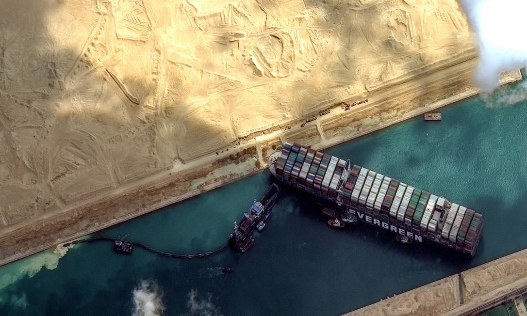 Vista aérea do canal do Suez, onde o navio Ever Given ficou encalhado Foto: DigitalGlobe/ScapeWare3d / DigitalGlobe/Getty Images