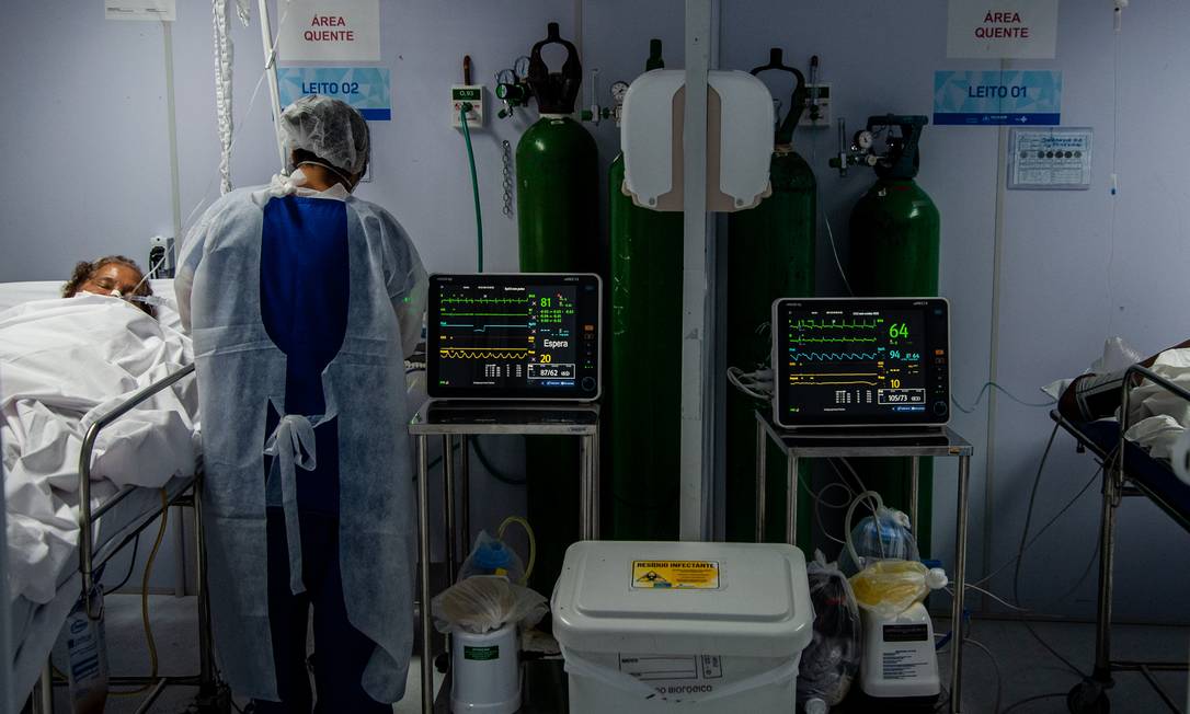 Enfermeira acompanha paciente internada com Covid-19 em UTI de Salvador Foto: Agência O Globo