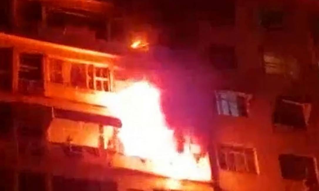 Incêndio atinge apartamento na Avenida Prado Júnior, em Copacabana Foto: Reprodulção TV Globo