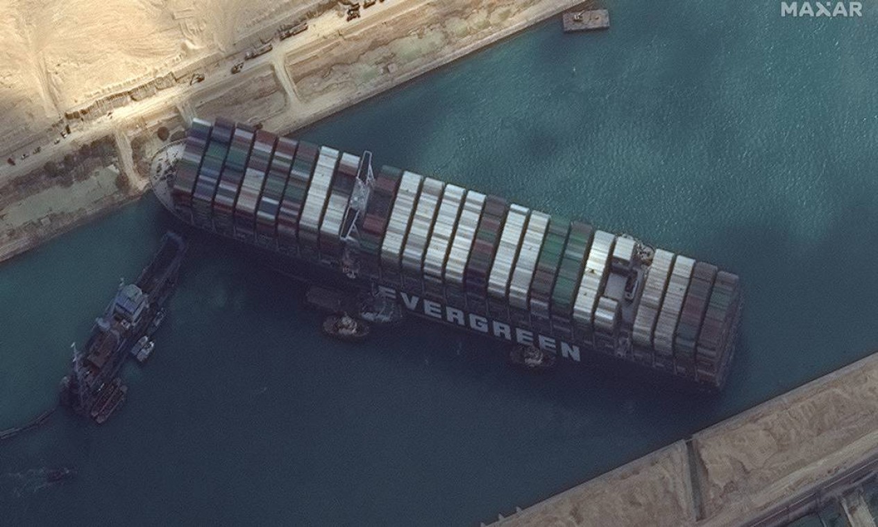 Imagem de satélite da Maxar Technologies mostra o Ever Given atravessado no Canal de Suez Foto: MAXAR TECHNOLOGIES / VIA REUTERS