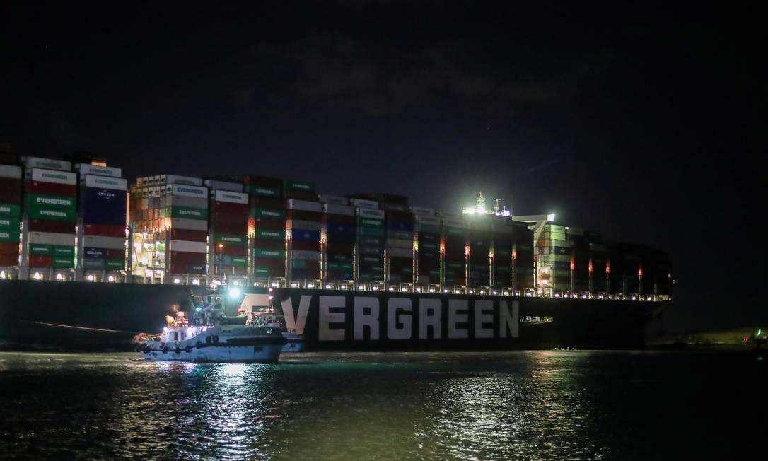 Uma vista mostra o navio de contêiner encalhado Ever Dado, um dos maiores navios de contêiner do mundo, depois de encalhar, no Canal de Suez, Egito Foto: MOHAMED ABD EL GHANY / REUTERS