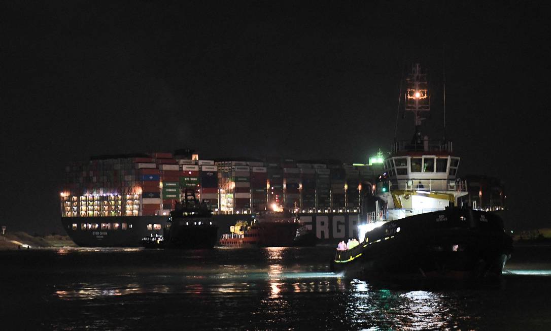 Encalhamento causou congestionamento de mais de 450 navios, esperando para sair ou a caminho do Suez. Foto: AHMED HASAN / AFP