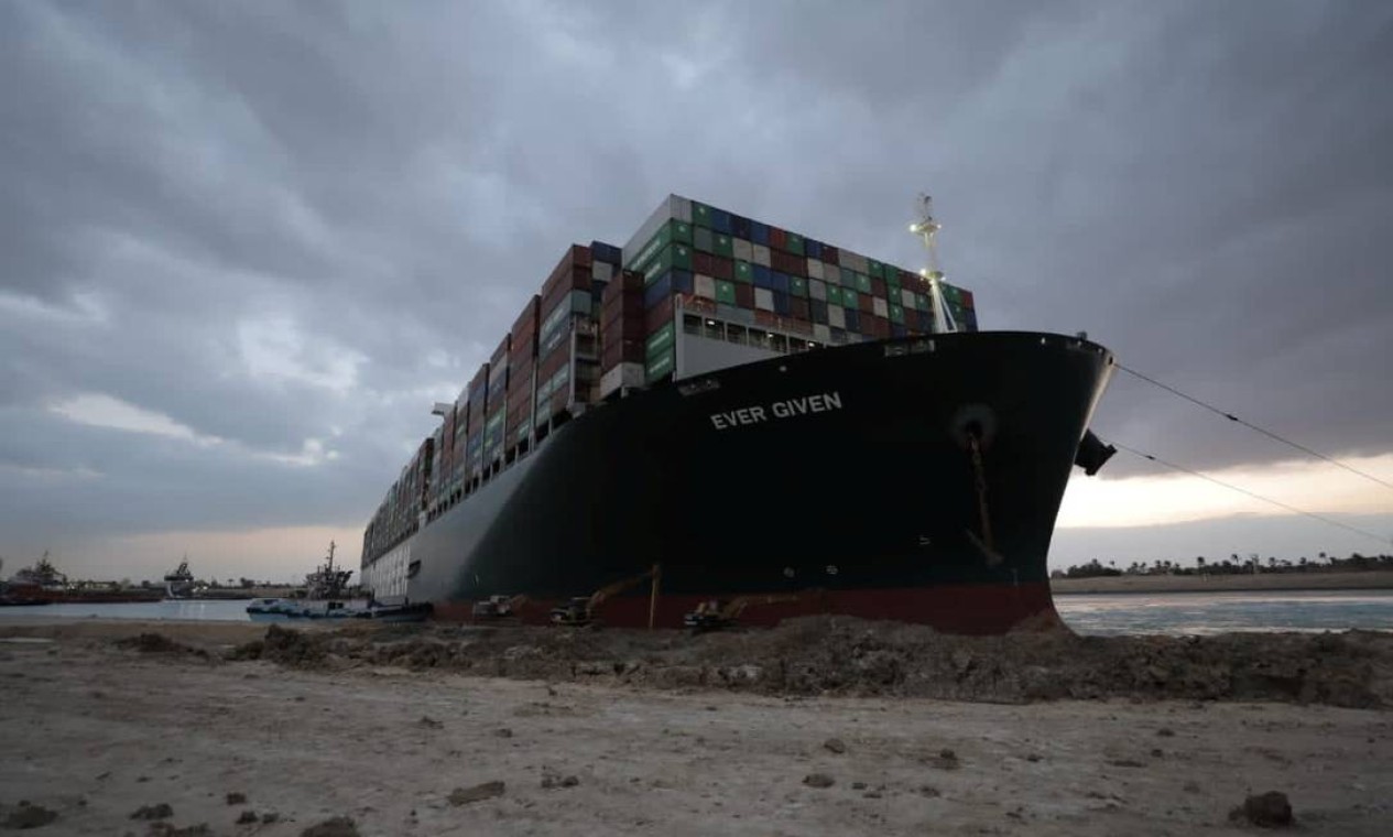 O navio encalhado Ever Given, um dos maiores navios porta-contêineres do mundo, é visto depois de encalhar, no Canal de Suez, Egito Foto: HANDOUT / VIA REUTERS