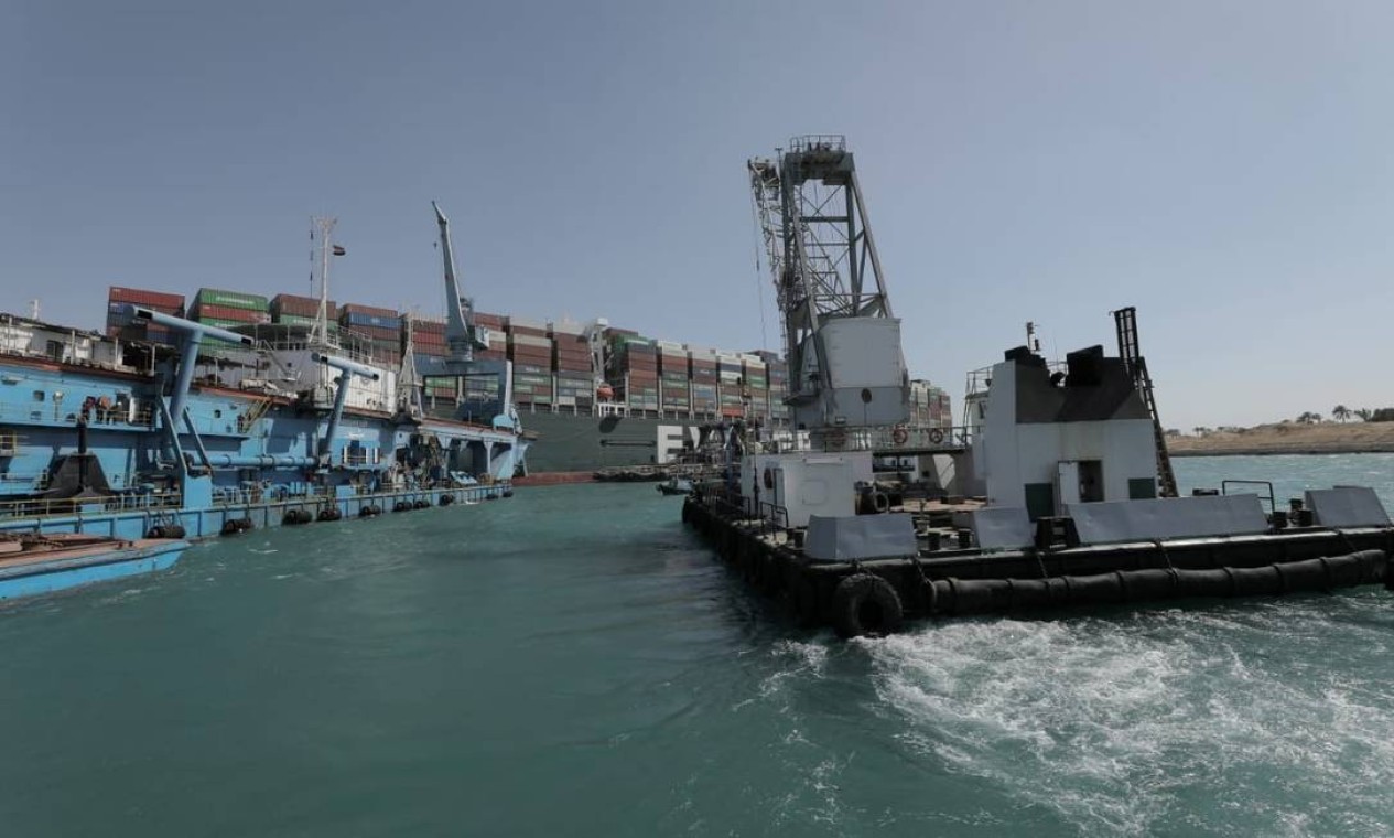 Navio cavador trabalha para libertar o navio Ever Given Foto: HANDOUT / VIA REUTERS