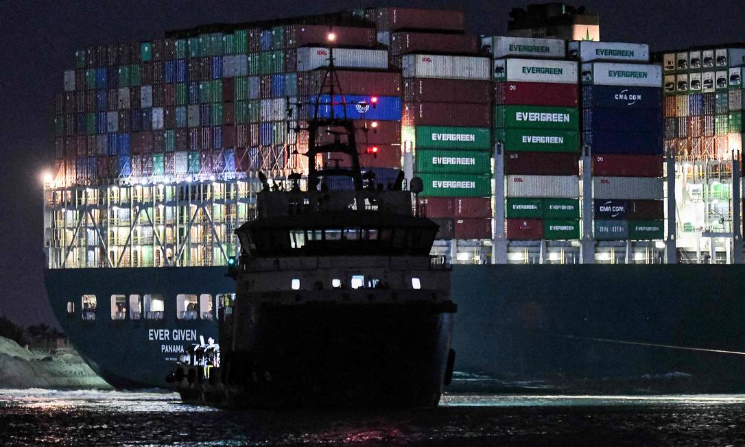 Overnight tow truck works to open giant cargo ship Photo: AHMED HASAN / AFP