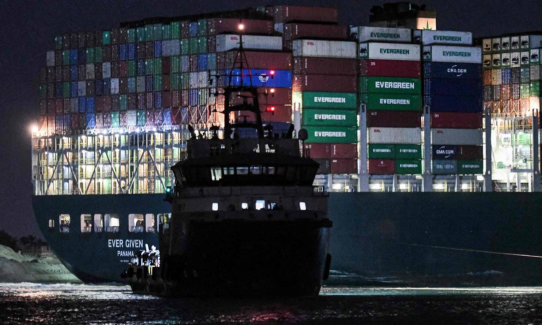 China fecha porto por causa de Covid e causa engarrafamento de 350 navios -  Jornal O Globo