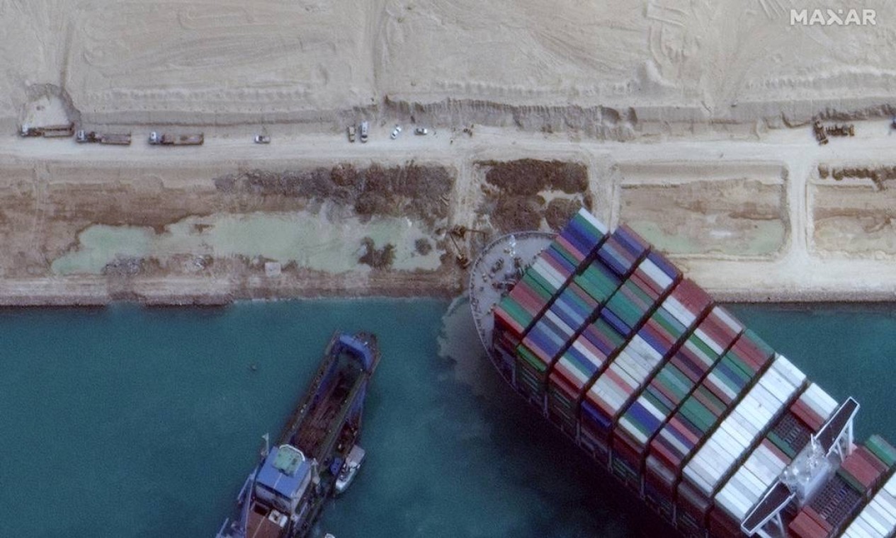 Navio gigante ficou preso, atravessado no canal de Suez e impedindo a passagem em uma das rotas comerciais mais importantes do mundo Foto: MAXAR TECHNOLOGIES / via REUTERS