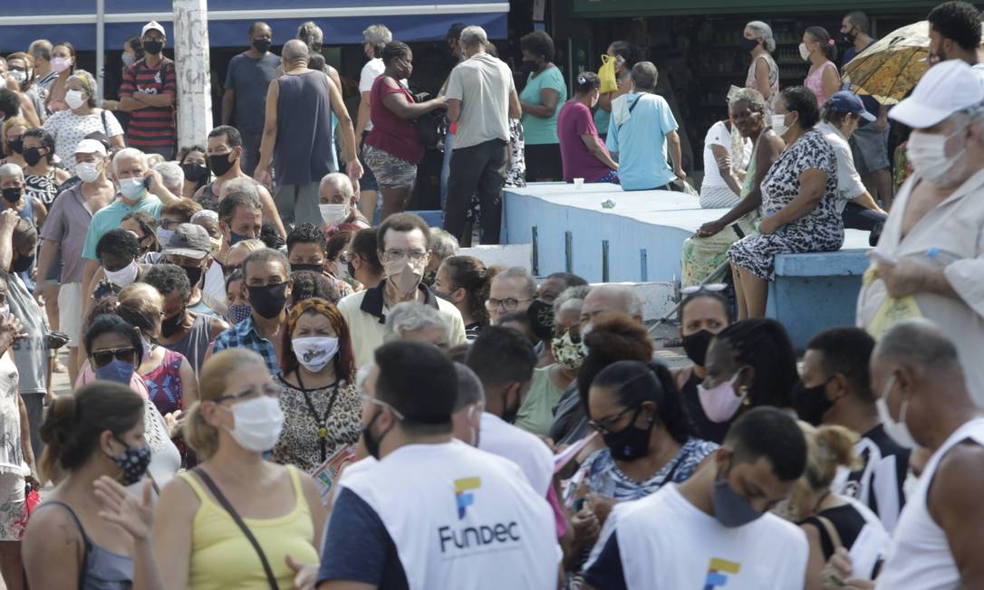 Once again, as has happened throughout the month of March, vaccination in Caxias had long queues, a large crowd of elderly people and traffic chaos in the center of the city Photo: Domingos Peixoto / Agência O Globo - 03/29 / 2021
