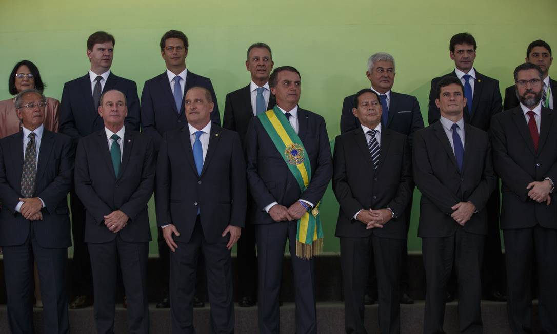 Bolsonaro e sua equipe de ministros na posse presidencial, em janeiro de 2019: com demissões de Ernesto Araújo (o primeiro à direita) e Azevedo e Silva (segundo a partir da esquerda), seis dos 13 ministros na imagem já foram trocados Foto: Daniel Marenco / Agência O Globo