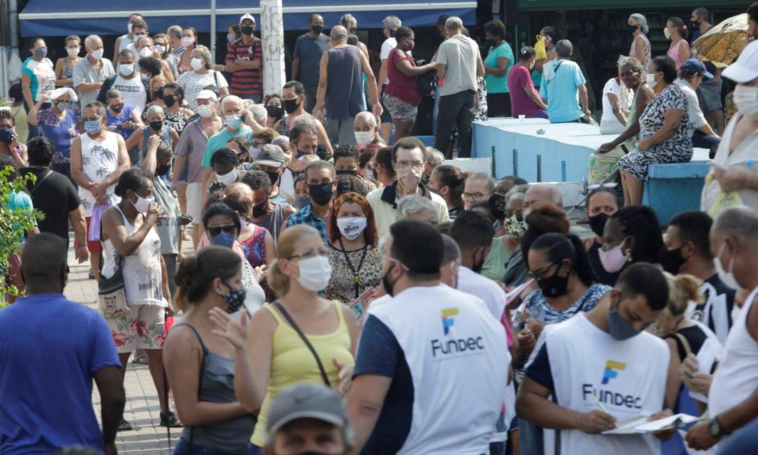 Idosos fazem fila em busca da vacina de Covid-19 em Caxias, na Baixada Fluminense Foto: Domingos Peixoto / O Globo