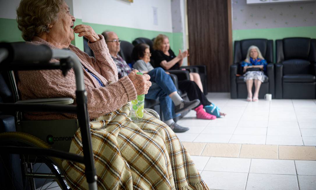 Idosos institucionalizados estão com visitas suspensas até o término do "feriadão" Foto: Marco Ankosqui / Agência O Globo
