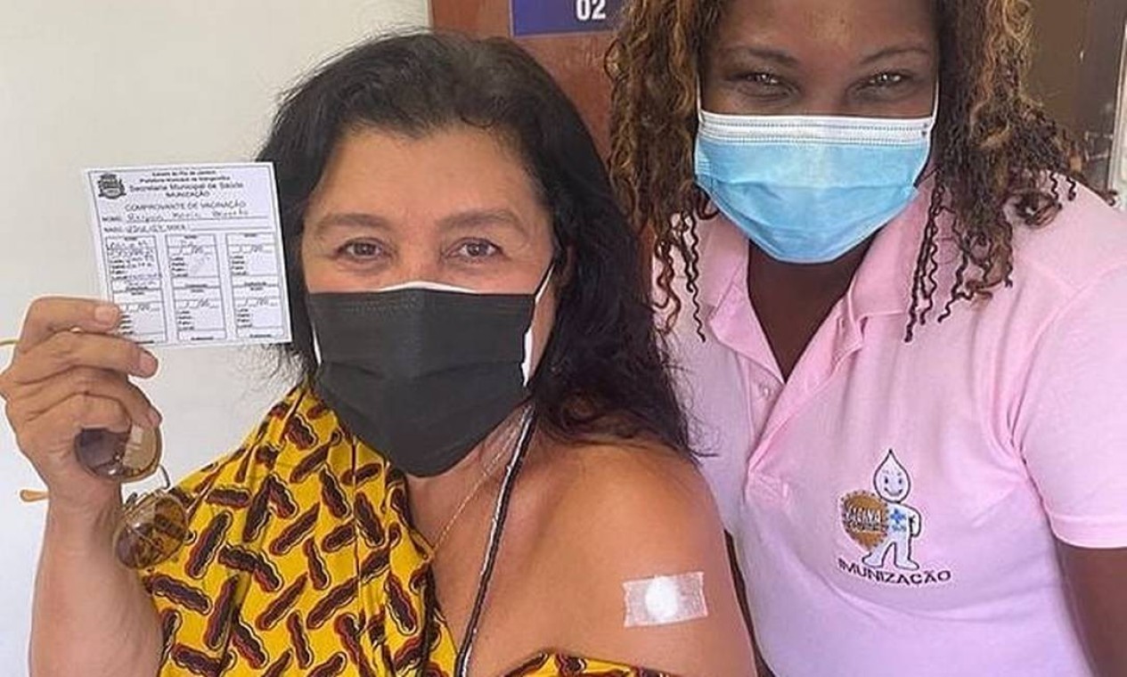 A atriz Regina Casé foi vacinada em Mangaratiba, na Região Metropolitana do Rio de Janeiro Foto: Reprodução - 29/03/2021