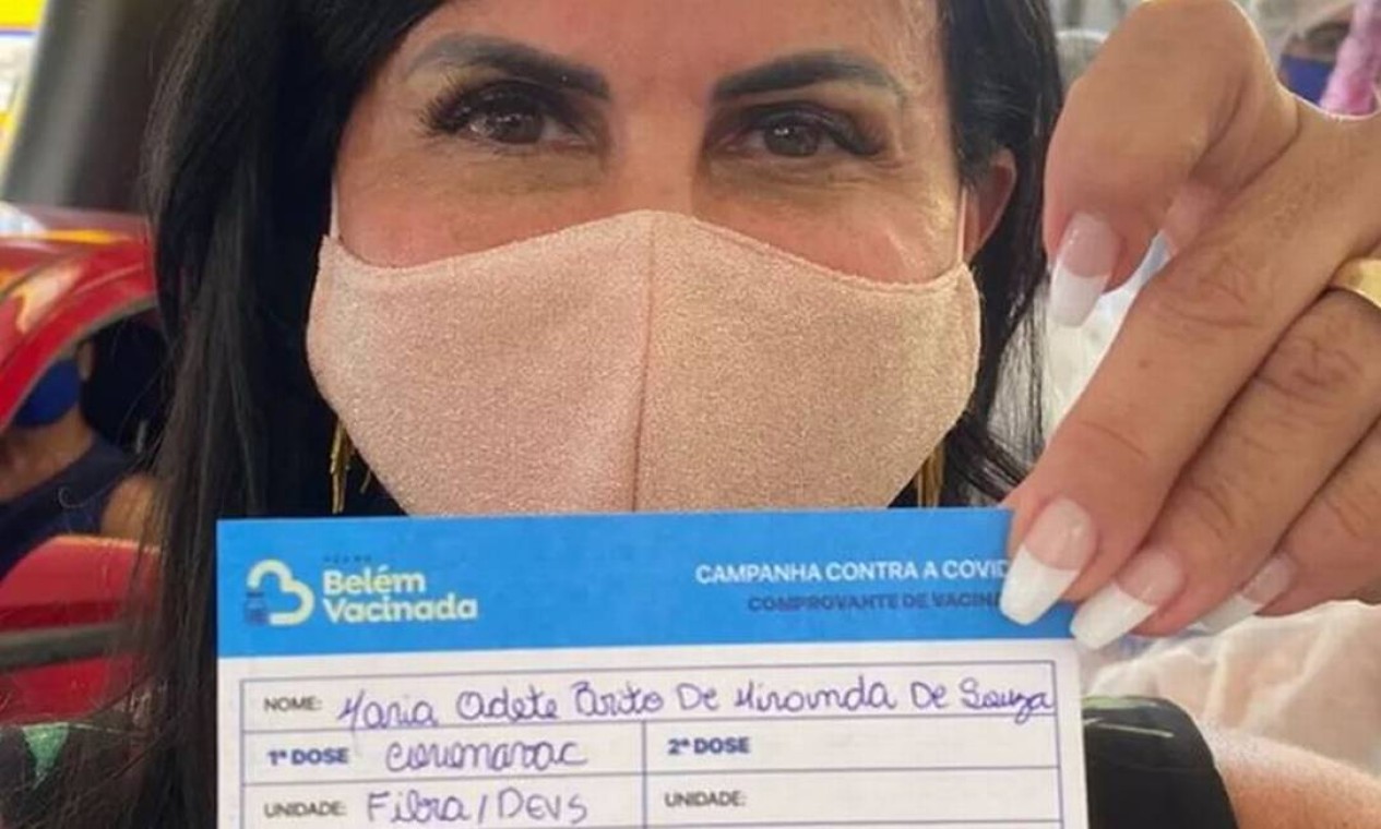 Maria Odete Brito de Miranda Marques, a Gretchen, de 61 anos, exibe orgulhosa o certificado da primeira dose da vacina em Belém, no Pará Foto: Reprodução - 28/03/2021