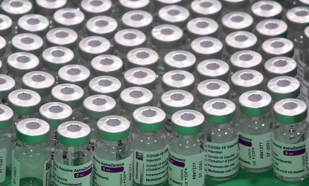 Frascos vazios do imunizante da AstraZeneca Foto: YVES HERMAN / REUTERS