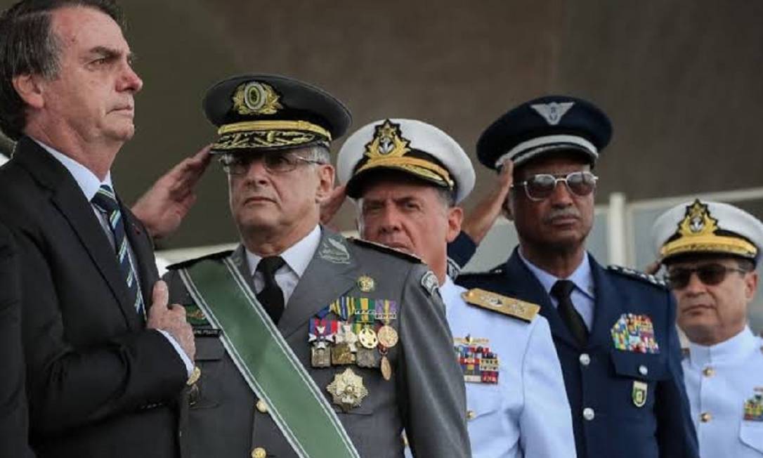 Jair Bolsonaro e militares Foto: Marcos Correa/PR