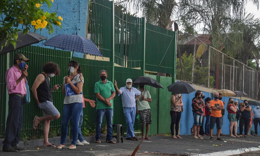Residents queue up to receive the Coronavac vaccine against COVID-19, in Serrana, about 323 km from São Paulo Photo: NELSON ALMEIDA / AFP - 02/17/2021