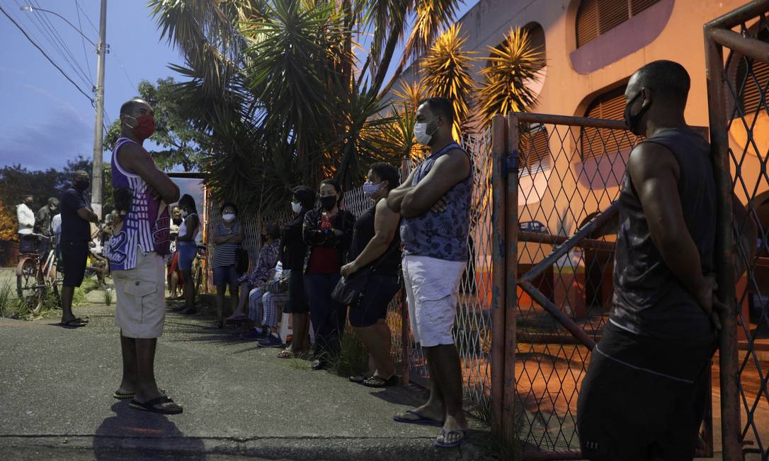 People 71 years and older queue early in the morning to guarantee a dose of CoronaVac in Belford Roxo, Baixada Fluminense Photo: RICARDO MORAES / REUTERS - 03/31/2021