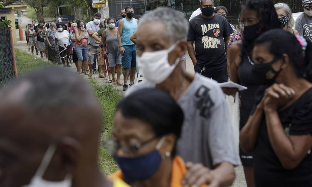 Fila em direção a um posto de vacinação para receber uma dose da vacina contra o coronavírus em Belford Roxo, Baixada Fluminense Foto: Ricardo Moraes / Reuters